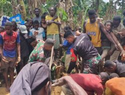 Turut Berbelasungkawa Atas Meninggalnya Kepala Kampung Sempan Timur Personel Pos Jita Berika Bantuan Dan Mebantu Pemakaman
