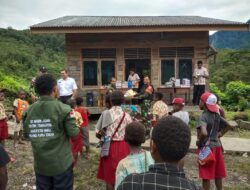 Satgas Pamobvitnas PT. Freeport Indonesia Yonif 116/Garda Samudra Membagikan Peralatan Sekolah Berupa Alat Tulis dan Peralatan Olahraga Kepada SD Inpres Arwanop Distrik Tembagapura