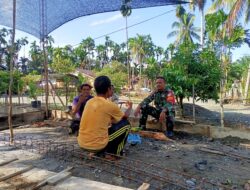 Tanpa Pandang Profesi, Babinsa Posramil 05/PC Komsos Dengan Pekerja Bangunan Di Desa Suak Awe