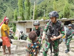 Wujud Manunggal TNI – Rakyat, Satgas Yonif 116/Garda Samudra Komsos Dengan Warga Desa Banti