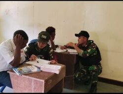 Bantu Cerdaskan Anak Bangsa Personel Pos Tsinga Satgas Yonif 116/Garda Samudra Mengajar Siswa-Siswi Di SMP Negeri Tsinga