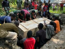 Wujud Ikatan Batin, Satgas Yonif 116/Garda Samudra Bantu Pemakaman Warga Di Kampung Sempan Timur, Distrik Jita