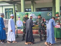 Prajurit Kodim 0105/Abar Bagi – Bagi Takjil Gratis Kepada Masyarakat Seputaran Makodim