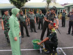 Dandim 0105/Abar Pimpin Upacara Kenaikan Pangkat Dan Dilanjutkan Tradisi Siraman Mandi Kembang