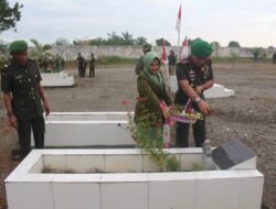Sambut HUT Persit Ke – 78 Dandim 0116/Nara Pimpin Tabur Bunga di Taman Makam Pahlawan