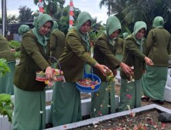 Ketua Persit KCK Cabang XXVIII Kodim 0105/Abar Dampingi Ketua Persit KCK Koorcabrem 012/TU Upacara Dan Tabur Bunga Di TMP