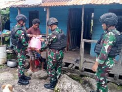Prajurit Satgas Yonif 116/Garda Samudra Membagi Sembako Ke Warga Papua