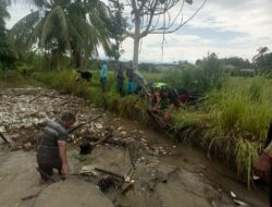 Babinsa Posramil Suka Makmue bantu Warga bersihkan Irigasi