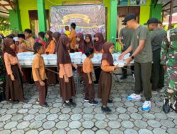 JUMAT BERKAH, PRAJURIT YONIF 117/KY BERBAGI MAKANAN GRATIS KEPADA MASYARAKAT