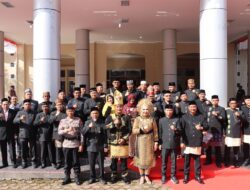 Dengan Pakaian Adat Aceh Dandim 0116/Nagan Raya di wakili Pasi Ops Kodim 0116/Nagan Raya Hadiri Upacara Hardiknas