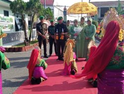 Keluarga Besar Kodim 0105/Aceh Barat Gelar Tradisi Penyambutan Dandim Yang Baru Letkol Inf Hendra Mirza, S.E., M.Si.