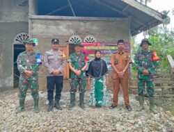 Dansatgas TMMD Reguler Ke 120 Letkol Inf Hendra Mirza, S.E., M.Si., Bersama Timsatgas Dan Masyarakat Kebut Pengerjaan RTLH