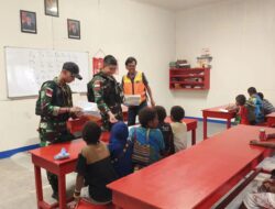 Cerdaskan Anak Bangsa Prajurit Satgas Yonif 116/Garda Samudra Mengajar Siswa-Siswi Di Papua