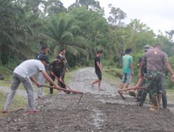 Wujud kemanunggalan TNI dengan Masyarakat Dansatgas terjun langsung Laksanakan Karya Bakti bersama Masyarakat