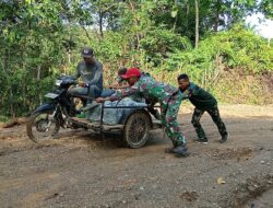 Kesigapan Anggota Satgas TMMD Reguler Ke 120 Kodim 0105/Abar Bantu Warga Melintasi Jalan Sasaran Fisik TMMD