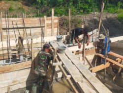 Tanpa Kenal Lelah Satgas TMMD Reguler ke-120 Kodim 0116/Nagan Raya  dan masyarakat Mandi Kringat dalam Pembuatan Jembatan