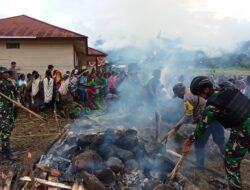 Lestarikan Adat Budaya Papua, Satgas 116/Garda Samudra dan Warga Gelar Tradisi Bakar Batu