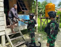 Jalin kebersamaan antara Satgas Yonif 116/Garda Samudra melalui kegiatan komsos dan pembagian sembako di Kampung Kanmapri