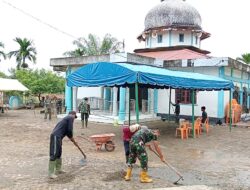 Kebersamaan Tim Satgas TMMD Reguler Ke – 120 Kodim 0105/Abar Bersama Masyarakat Memperindah Fasilitas Umum