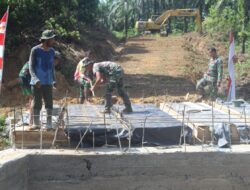 Hari ke 20 Satgas TMMD Reguler ke 120 bersama masyarakat Pasang Mal rangka Besi Jembata