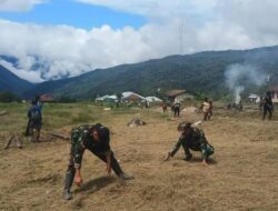 Satgas Yonif 116/Garda Samudra Melaksanakan Karya Bakti Pembenahan Jalan Kampung Pasir Putih