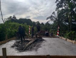 Satgas TMMD Reguler ke-120 Kodim 0116/Nagan Raya Mandi Kringat dalam Pengecoran Lantai Jembatan