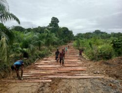 Satgas TMMD Reguler ke 120 Kodim 0116/Nagan Raya dan Masyarakat Pasang Galar di lahan Pembuatan Jalan