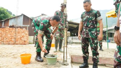 Kolonel Inf Deni Gunawan, melakukan pemasangan batu bata pertama