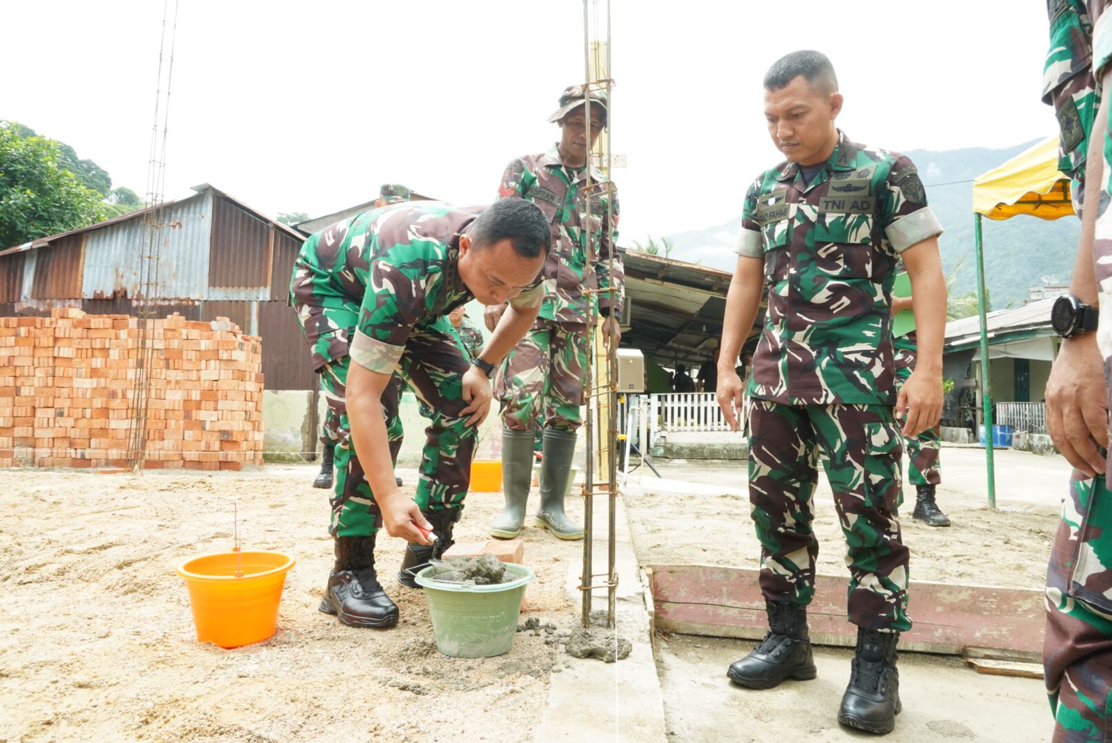 Kolonel Inf Deni Gunawan, melakukan pemasangan batu bata pertama