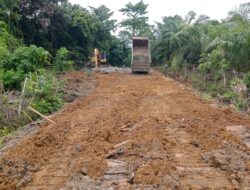 Alat Berat di Terjunkan Satgas TMMD Reguler ke 120 untuk Padatkan Lumpur dengan menimbun tanah Gunung