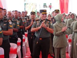 Disambut Sebagai Tamu Kehormatan Di Makodim 0105/Abar, Pangdam IM Beserta Ketua Persit KCK Daerah IM Dikalungi Kain Kasa