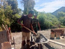 Babinsa Posramil 05/PC Bersama Warga Masyarakat Bantu Pembangunan Satu Rumah Warga Desa Binaan