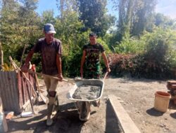 Babinsa Posramil 05/PC Bersama Warga Masyarakat Bantu Pembangunan Satu Rumah Warga Desa Binaan