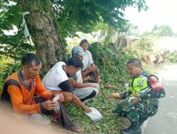 Terlihat Jelas Keakraban Babinsa Posramil Suka Makmue Saat berbagi Kueh Setelah Laksanakan Gotong Royong