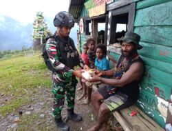 Terus Berbuat Kebaikan, Satgas Yonif 115/ML Berikan Bantuan kepada Masyarakat yang Datang ke Pos