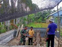 Keharmonisan Babinsa Posramil 05/PC Dengan Warga Binaan Dituangkan Dalam Kegiatan Pembangunan Rumah
