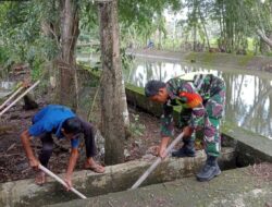 Jaga Kebersihan Lingkungan, Babinsa Bantu Warga Binaan Bersihkan Parit.