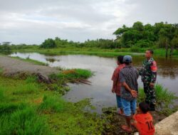 Cegah Banjir, Sertu Munawar Ingatkan Warga Jangan Sekali – Kali Buang Sampah Ke Aliran Air Terutama Sungai