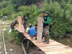 Permudah Akses Transportasi, Babinsa Bersama Masyarakat Gotong Royong Rehab Jembatan Yang Menghubungkan 2 Desa