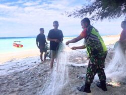 Kontribusi Positif Babinsa Dalam Masyarakat, Ikut Serta Membantu Nelayan Perbaiki Alat Tangkapan Ikan.