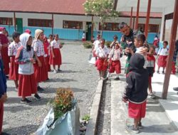 Untuk Menanamkan Rasa Cinta Tanah Air dan Kedisiplinan Satgas Yonif 115/ML Mengajar Anak-Anak Papua Di Sekolah