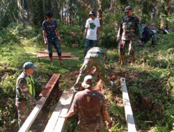 Atasi Kesulitan Masyarakat Babinsa Koramil 05/Darul Makmur Buat Jembatan dari Kayu