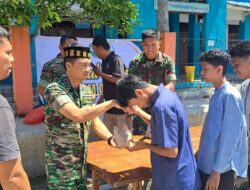 Dandim 0105/Abar Menunaikan Ibadah Sholat Jum’at Dan Berbagi Nasi Gratis Di Masjid Agung Baitul Makmur