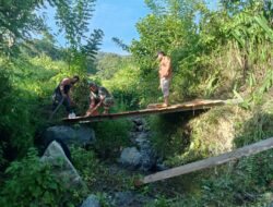 Babinsa Jajaran Kodim 0116/Nagan Raya Terus bantu Warga membuat Jembatan dari Kayu