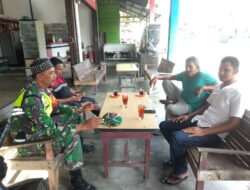Jalin Keakraban Babinsa Posramil Kuala Pesisir Laksanakan Komsos di warung Kopi