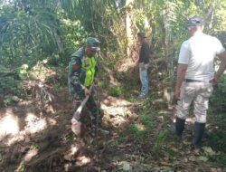 Babinsa Koramil 02/Seunagan Laksanakan Gotong Royong Membuat Parit Saluran Air ke sawah