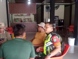Komsos Dengan Warga Desa Binaan, Babinsa Ingatkan Warga Tentang Bahaya Karhutla.
