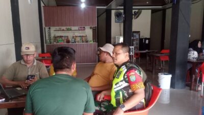 Komsos Dengan Warga Desa Binaan, Babinsa Ingatkan Warga Tentang Bahaya Karhutla.