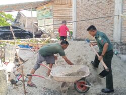 Kemanunggalan TNI Terhadap Rakyat, Babinsa Bantu Warga Bangun Rumah.