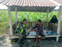 Tingkatkan Silaturahmi yang baik Babinsa Posramil Suka Makmue Laksanakan Komsos di Gubuk ladang Jagung
